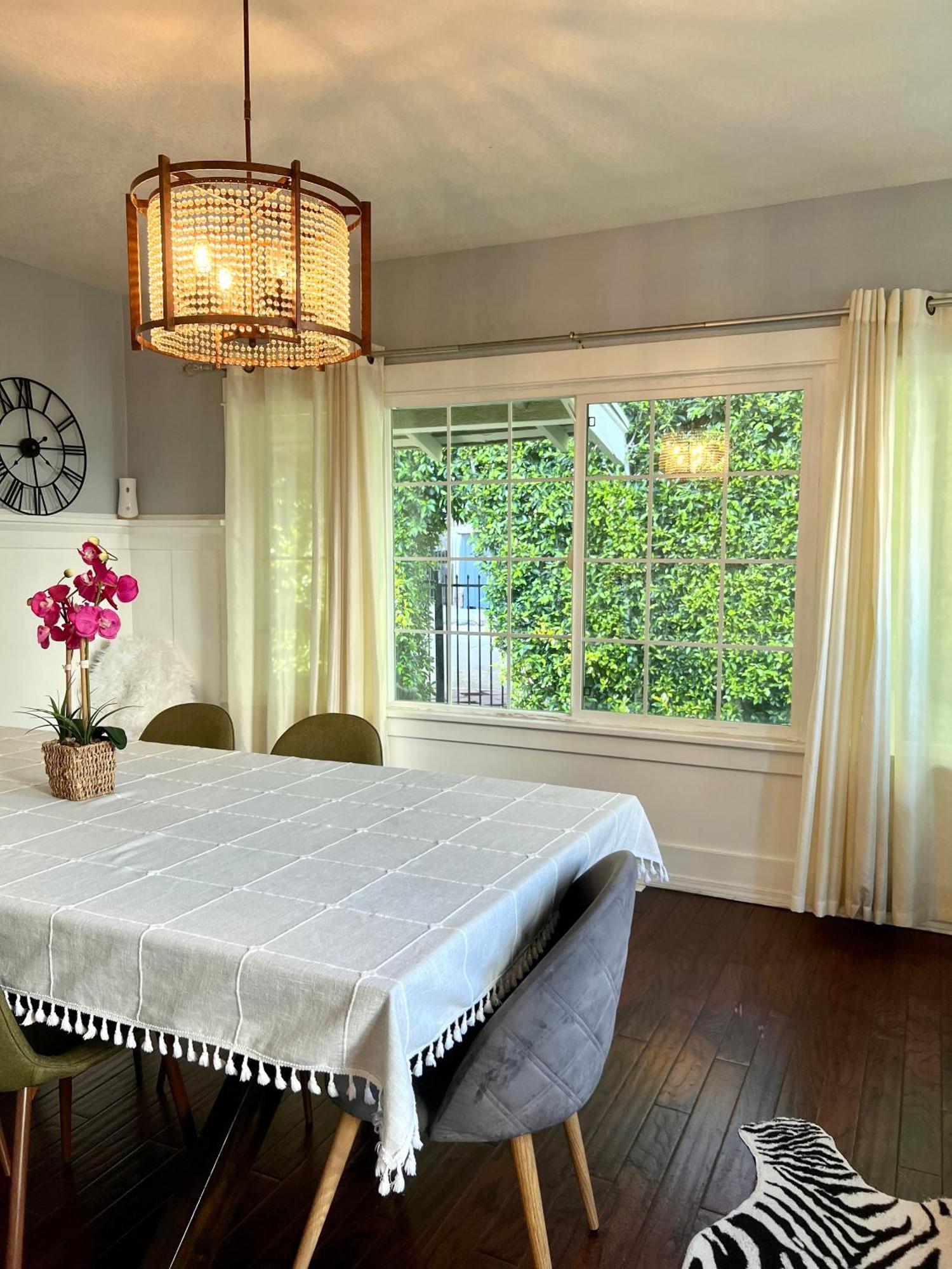 Hollywood House With Parking - Walk To Attractions Ferienhaus